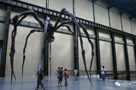 《媽媽》 (1999) 在泰特現(xiàn)代美術(shù)館（Tate Modern）渦旋廳（Turbine Hall）展覽現(xiàn)場，圖片來源：網(wǎng)絡(luò)
