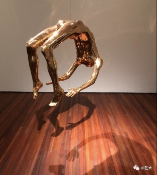 路易絲·布爾喬亞 《歇斯底里之弧》83.8x101.6x58.4cm 青銅、拋光銅綠，懸掛件 1993 伊斯頓基金會收藏，松美術(shù)館展覽現(xiàn)場（展出時間3月24-6月23日），攝影：羅穎

