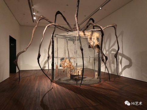 路易絲·布爾喬亞《蜘蛛》，449.6×665.5×518.2cm 鋼、掛毯、木材、玻璃、布料、橡膠、銀、金、骨 1997 ，伊斯頓基金會收藏，松美術(shù)館展覽現(xiàn)場圖，攝影：羅穎
