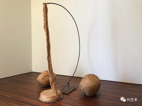 路易絲·布爾喬亞 《針（紡錘）》276.9x256.5x142.2cm 鋼、麻、鏡子、木頭 1992 伊斯頓基金會收藏，松美術(shù)館展覽現(xiàn)場圖，攝影：羅穎
