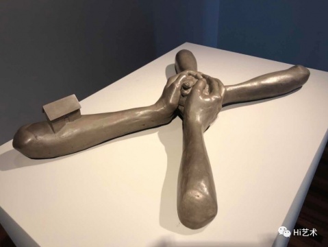 路易絲·布爾喬亞 《無題（7號）》12.1x68.6x43.2cm 青銅、硝酸銀銅綠 1993 路易斯·布爾喬亞信托機(jī)構(gòu)收藏，松美術(shù)館展覽現(xiàn)場圖，攝影：羅穎
