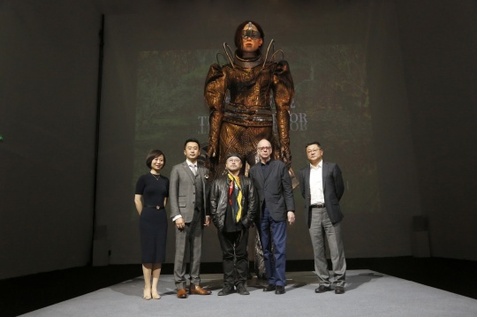 “葉錦添：全觀”展覽開(kāi)幕式嘉賓合影：（從左至右）科學(xué)藝術(shù)研究中心創(chuàng)始人蔡瀟、今日美術(shù)館館長(zhǎng)高鵬、藝術(shù)家葉錦添、國(guó)際著名策展人、藝術(shù)圖書(shū)出版人及設(shè)計(jì)師馬克·霍本、展覽總策劃古兵
