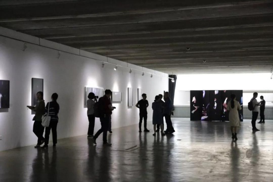 “時(shí)光褶皺——陳大志作品展”展廳
