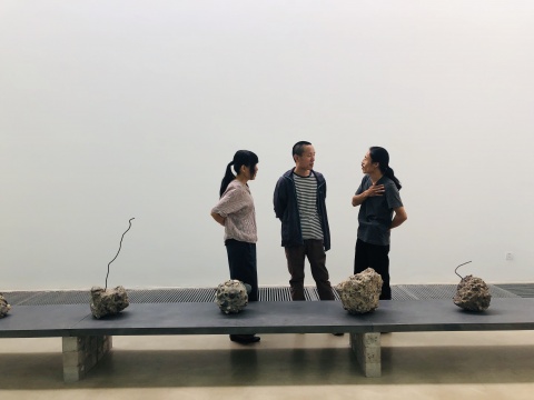 藝術(shù)家宋紅權(quán)（右）與觀展者交流作品