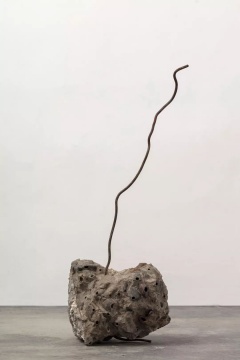 《靈眼洞府系列 #6》，水泥塊、鵝卵石，71 x 29 x 21 cm， 2019
