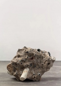 《靈眼洞府系列#11》，水泥塊、鵝卵石，21 x 30 x 20 cm ，2019
