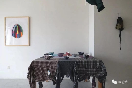  

居民樓研修項(xiàng)目第二期，一場與布相關(guān)的展覽（2018.12.22-2019.1.20）

居民樓研修展覽現(xiàn)場，展覽地點(diǎn)：北京市朝陽區(qū)孫河康營家園7期3號樓3單元1403
