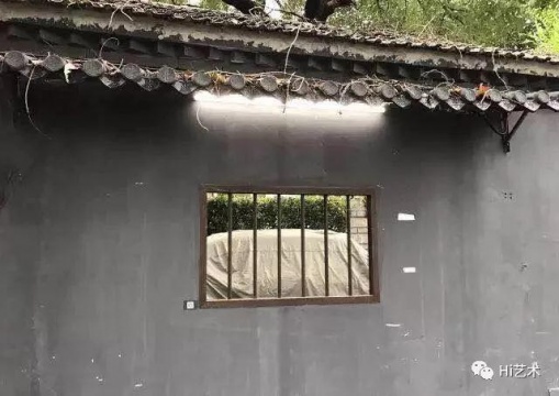  

經(jīng)歷“封墻堵洞”后，箭廠空間推出的楊振中個(gè)展，在整個(gè)展覽過程中，藝術(shù)家暗中安裝的監(jiān)視器記錄了日日夜夜里的一切舉動(dòng)，并顯示在隔壁的咖啡館中
