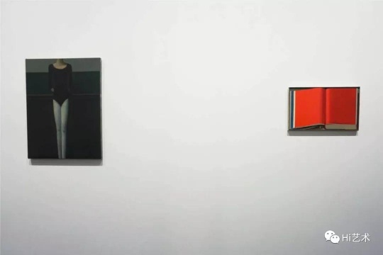 在2019香港巴塞爾卓納畫廊展位上亮相并以35萬(wàn)美元售出的劉野畫作《書6號(hào)》（右）
