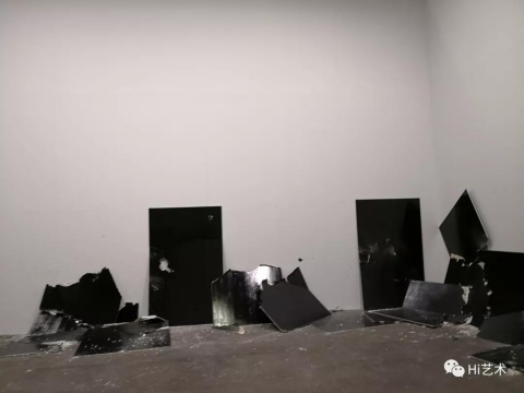 Steven Parrino 2001年的作品《13面破碎的板（為了喬伊·雷蒙）》
