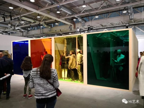 Helio Oiticica1972年的作品《可穿透過濾器》
