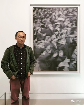 格哈德·里希特《集會(huì)》   161.2×116×2.8 cm 布面油畫 1966卓納畫廊以2000萬美元售出以冷戰(zhàn)的開始為痛苦源頭，以柏林墻的倒掉為釋然。里希特見證并表達(dá)了這段歷史。“模糊化”作為表達(dá)記憶/歷史感的視覺手法，背后是價(jià)值觀的驅(qū)動(dòng)
