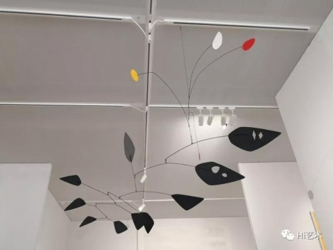 佩斯畫廊展示的考爾德動(dòng)態(tài)雕塑，標(biāo)價(jià)860萬美元
