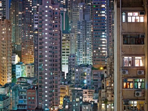 香港因擁有大量的摩天大廈及其高度城市化的地域性特點(diǎn)而有“石屎森林”的另類稱號。圖為攝影師邁克爾·沃爾夫（Michael Wolff）拍攝的《夜#19》 2005

