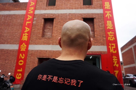 參展藝術(shù)家：艾恩，蔡東東，柴柴，戴丹丹，戴陳連，戴建勇，丁世偉，董金玲，郭錦泓，賈欣雨，姜波，柳慧婷，李贏，李芃澎，呂智強(qiáng)，馬漓澧，麻劍鋒，九口走召，屏幕間，蕭涵秋，王瀅露，王將，楊欣嘉，周潔，張銀亮，張云峰，張一凡，張佳星