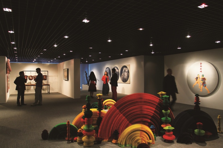 2012年9月16日，少勵(lì)畫(huà)廊20周年群展的北京預(yù)展“緯度·態(tài)度”在北京芳草地藝術(shù)空間展出
