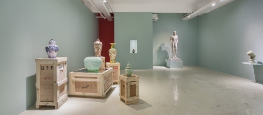 韓國(guó)老牌畫(huà)廊2013年進(jìn)駐上海M50于2017年撤出。圖為2015年12月學(xué)古齋畫(huà)廊申美璟個(gè)展“珍奇柜”現(xiàn)場(chǎng)
