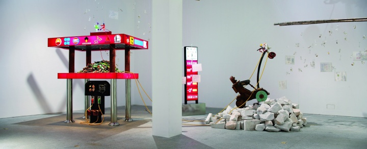 2009年7月，王邁在東站畫(huà)廊的個(gè)展“加油東站”
