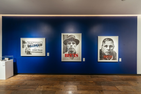 展覽現(xiàn)場(chǎng)，博伊斯用多件作品講述《我愛(ài)美國(guó)，美國(guó)愛(ài)我》
