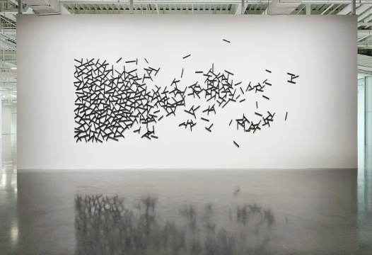 劉建華《2012年末》522×252×3cm 瓷 2011-2017

 
