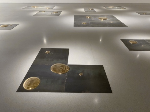 劉建華《方》尺寸可變 瓷、鋼 2012-2014

 
