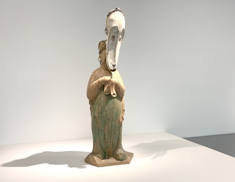 徐震?《進(jìn)化-唐代彩繪仕女俑、芳族尼吉爾面具》150×60×55cm 礦物復(fù)合材料、礦物顏料、不銹鋼、木頭 2016

 
