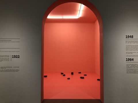 為了讓展覽更契合國內(nèi)觀眾的需求，嘉德藝術(shù)中心展廳入口處的墻面以圖文方式開啟威尼斯雙年展歷史的知識(shí)普及
