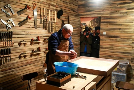 任志強(qiáng)在現(xiàn)場(chǎng)專(zhuān)門(mén)為本次展覽移植搭建的木工房中
