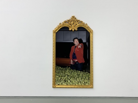 曹雨《尤物》250×140cm 有色印刷、油畫框 2019

