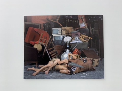 陳曉云《馬勒隔壁》144×180cm 彩色攝影 2009

