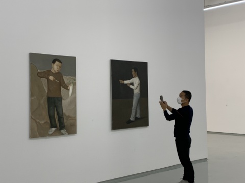 段建偉《蘿卜》130×85cm 布面油畫 2012
《捕蛇者》130×110cm 布面油畫 2011

