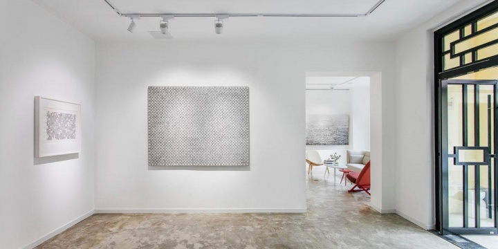 166藝術(shù)空間開幕首展“上海黑與白”呈現(xiàn)了上海本土的五位著名藝術(shù)家丁乙、張恩利、倪有魚、石至瑩和胡子的以黑白顏色為主體的紙本和油畫作品。
