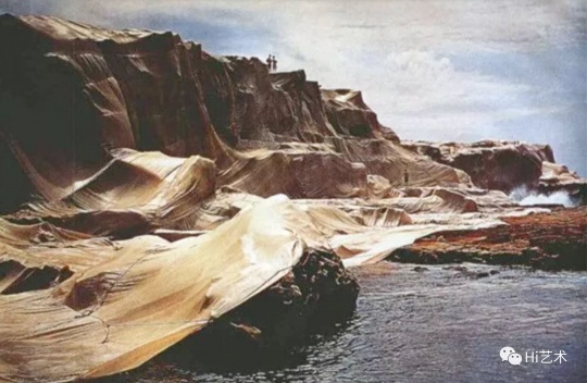 美國藝術家克里斯托和珍妮·克勞德（Christo and Jeanne-Claude）夫婦1969年在澳大利亞悉尼創(chuàng)作的大地藝術作品《包裹海岸》
