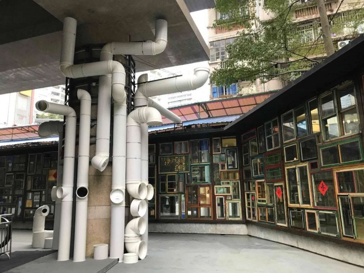 廁所、廊柱、樓梯間……藝術(shù)在這棟寫(xiě)字樓里無(wú)孔不入