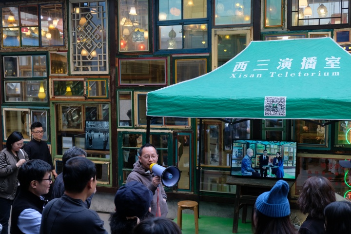 西三電影制片廠藝術(shù)家游其在介紹他們的《西三演播廳》
