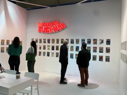 展場(chǎng)中有不少梳理美國(guó)黑人與少數(shù)族裔發(fā)展史的創(chuàng)作
