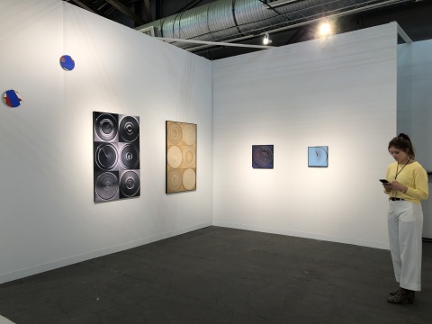 最近在香港開(kāi)設(shè)了新空間的比利時(shí)畫(huà)廊Axel Vervoordt Gallery展位，帶來(lái)1938年出生的日本先鋒藝術(shù)家名坂有子（Yuko Nasaka）個(gè)展

