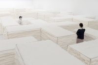 趙趙個展白色，在當代唐人搭建一座棉花迷宮,趙趙