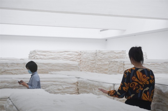 趙趙個(gè)展白色，在當(dāng)代唐人搭建一座棉花迷宮