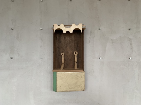 鄭毅《雙手教的神龕》62×30×15cm 2020
