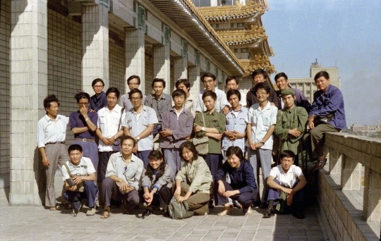 1980年第二屆星星美展參展藝術(shù)家合影（后排左一為周邁由）
