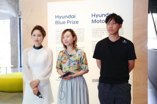 現(xiàn)代汽車文化中心藝術總監(jiān)徐靜（左）與Hyundai Blue Prize 2019“創(chuàng)意能量”獲獎者陳旻（中）與張業(yè)鴻（右）
