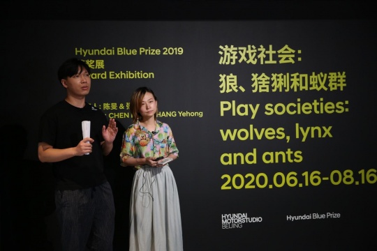 Hyundai Blue Prize 2019“創(chuàng)意能量”獲獎者陳旻（右）與張業(yè)鴻（左）在導覽現(xiàn)場
