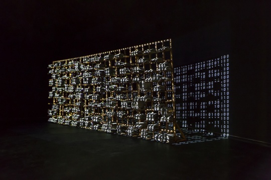 周林瑋《大算墻》500×200×20cm 中國瓦、植物根莖 2020
