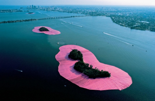 克里斯托夫婦（克里斯托與讓娜·克勞德Jeanne-Claude 1935-2009 下同) 《環(huán)繞群島》 美國比斯坎灣 1980-83 攝影：Shunk-Kender ? 1983 Christo  

藝術(shù)家用60萬平方米的粉紅色織物把美國邁阿密比斯坎灣上的11座小島包圍。
