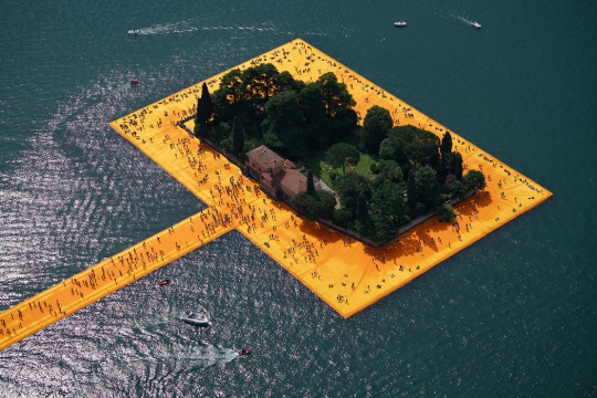 《漂浮碼頭》 意大利伊塞奧湖 2014-16 攝影：Wolfgang Volz ? 2016 Christo  

漂浮碼頭系統(tǒng)包含3公里的步行道路和10萬平方米的黃色覆蓋，由22萬塊高密度聚乙烯立方體支撐。
