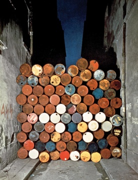  

《鐵幕，油漆桶墻》 法國巴黎威斯康提街 1961-62 攝影：Jean-Dominique Lajoux ?1962 Christo  
