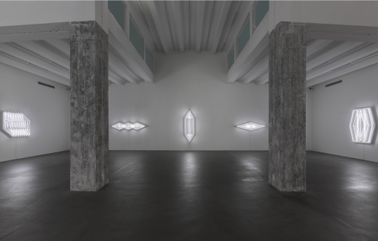 麥勒畫廊“原地消失”楊牧石個展現(xiàn)場
發(fā)光體使展覽空間明亮而溫暖，但溫情的視覺感受卻與藝術(shù)家希冀表達的內(nèi)容相去甚遠。加熱、彎曲是制作霓虹燈的一種基本手段，藝術(shù)家指向的是現(xiàn)實的扭曲、沖突以及刺眼的秩序。
