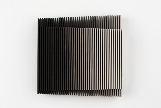 藝術(shù)糧倉黑白主義系列展第一回 “線中線” 作為褶痕之美的輕盈“逸派”