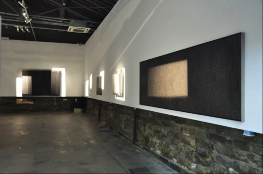 藝術(shù)糧倉黑白主義系列展第一回 “線中線” 作為褶痕之美的輕盈“逸派”